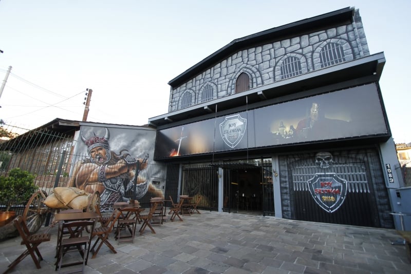 Entrevista com os propriet&aacute;rios do Joy Storm Pub, um bar com a tem&aacute;tica medieval.  Foto: fotos LUIZA PRADO/JC