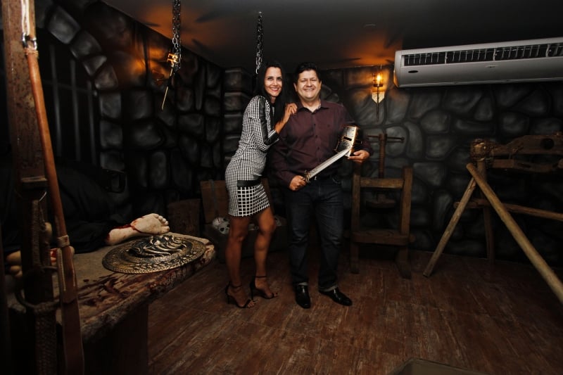 Entrevista com os propriet&aacute;rios do Joy Storm Pub, um bar com a tem&aacute;tica medieval. Na foto: Ana Beatriz Appel e Adriano Appel Foto: LUIZA PRADO/JC