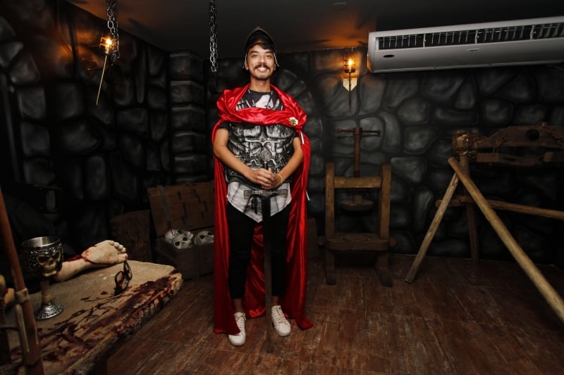 Entrevista com os propriet&aacute;rios do Joy Storm Pub, um bar com a tem&aacute;tica medieval. Na foto: Robson Hermes Foto: LUIZA PRADO/JC