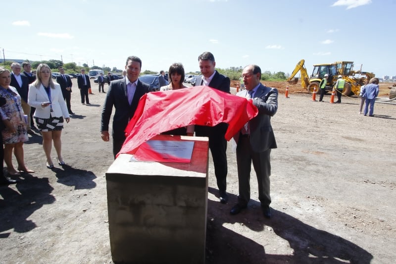 Lançamento da pedra fundamental com autoridades marcou começo oficial das obras