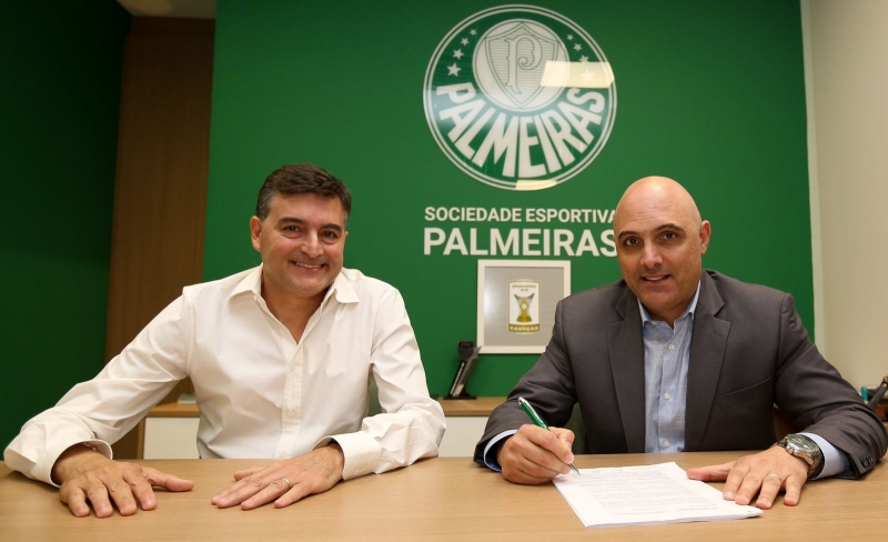 Presidentes da Puma, Fabio Espejo (e) e do Palmeiras, Maurício Galiotte (d), celebraram acordo