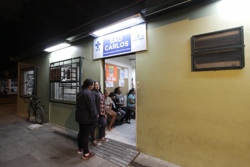 Na UBS São Carlos, alguns pacientes aguardavam atendimento em pé