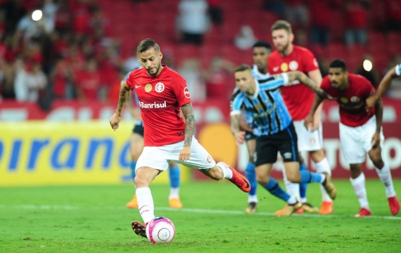 Nico López acerta o primeiro tento do Internacional no Grenal 415