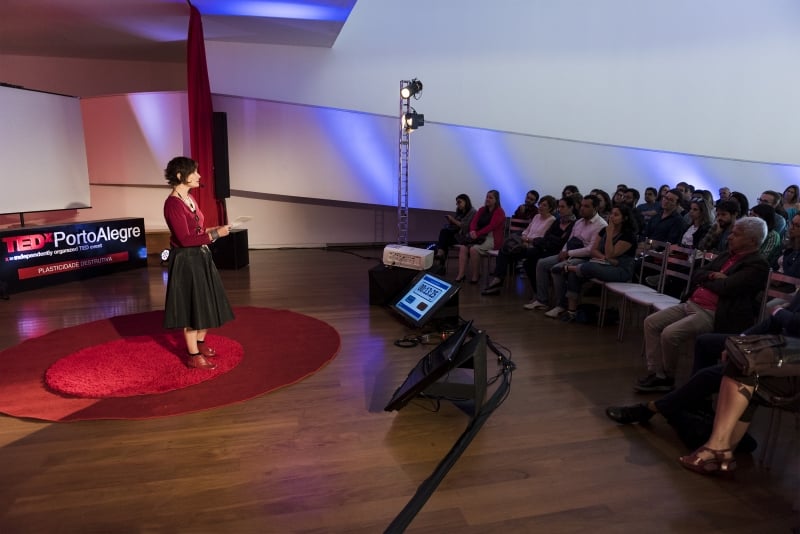Eliane Brum realizou palestra no TEDx PortoAlegre, na Fundação Iberê Camargo