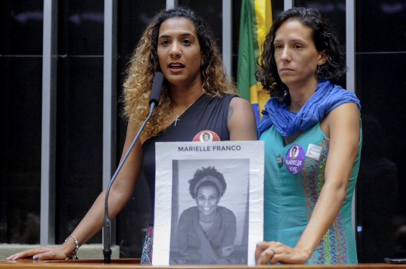Ação foi movida pela viúva de Marielle, Mônica Benício (d), e a irmã da vereadora, Anielle Silva (e)