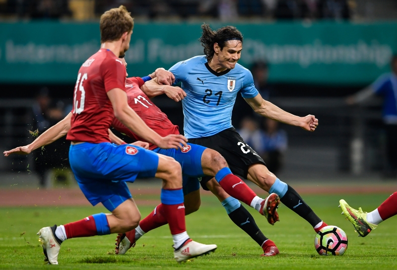 Ainda na etapa inicial do amistoso, Cavani (d) foi protagonista do lance mais bonito do jogo 