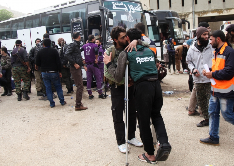 Explosão coincide com a saída de combatentes e civis de Harasta, que se dirigem de ônibus para Idlib