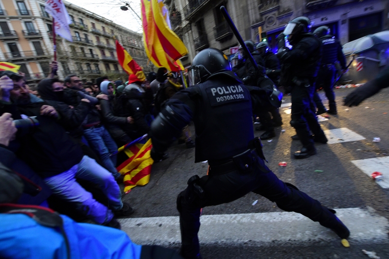 Ato com milhares de pessoas em Barcelona terminou com 52 feridos e 3 presos