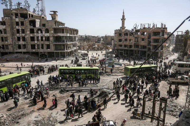 Saída de Ghouta ocorre após opositores de Bashar al-Assad aceitarem deixar enclaves rebeldes