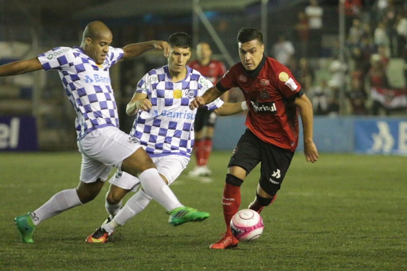 Partida em Porto Alegre terminou em empate com gol do Brasil no finalzinho do jogo