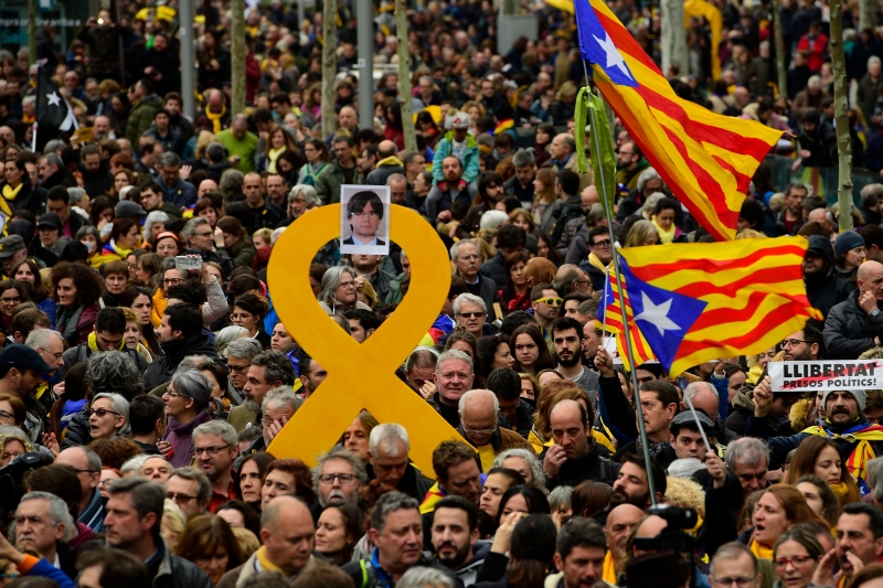 Centenas de espanhóis saíram às ruas de Barcelona contra a prisão