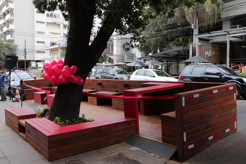 Espaço na Hilário Ribeiro envolve deque de madeira, mesa e bancos