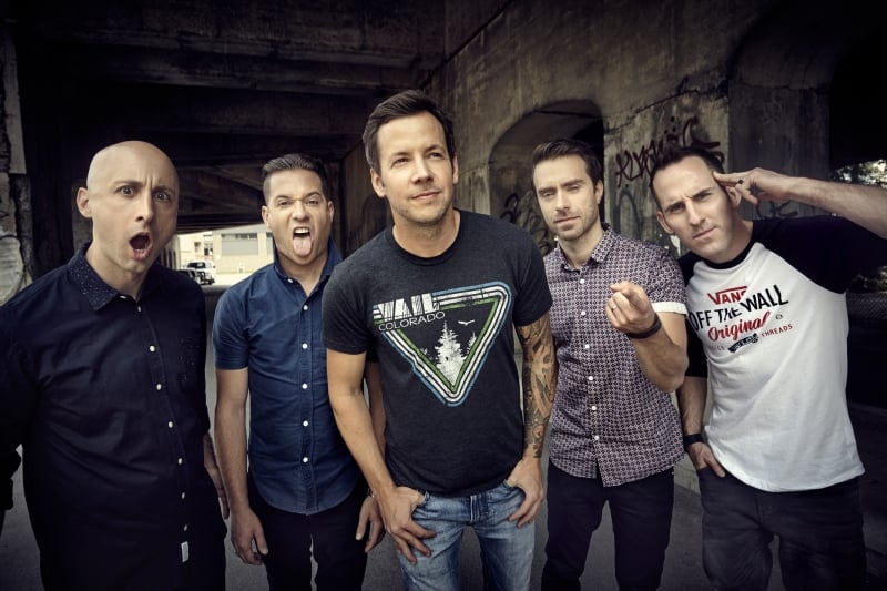 Simple Plan se apresenta no palco do Pepsi On Stage no dia 25 de maio