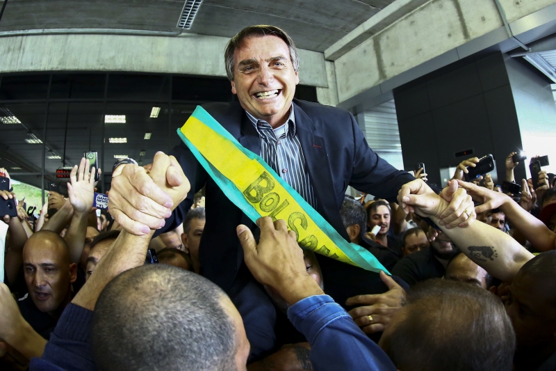 Cerca de 200 apoiadores de Bolsonaro o carregaram nos ombros aos gritos de 'mito' e 'presidente'