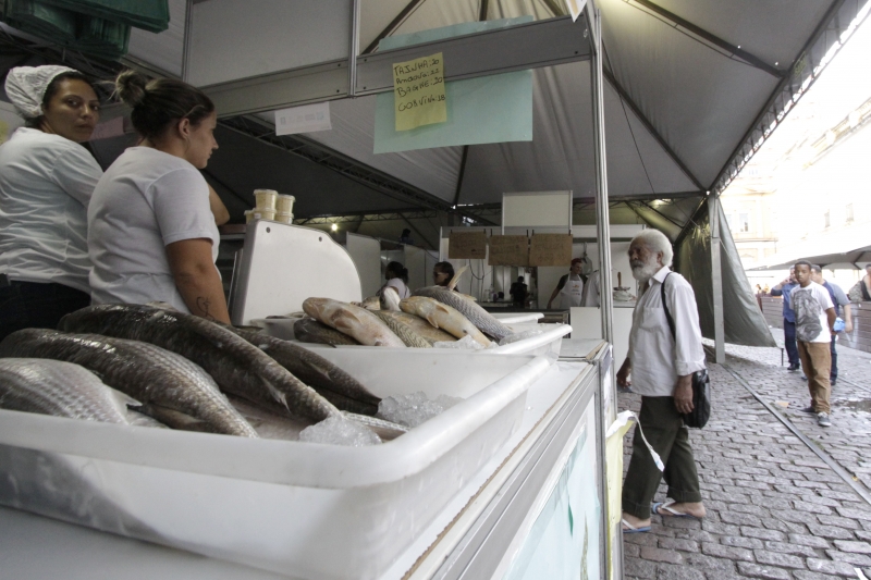 {'nm_midia_inter_thumb1':'https://www.jornaldocomercio.com/_midias/jpg/2018/03/28/206x137/1_mc280318_feira_do_peixe__57_-1775534.jpg', 'id_midia_tipo':'2', 'id_tetag_galer':'', 'id_midia':'5abc081c57879', 'cd_midia':1775534, 'ds_midia_link': 'https://www.jornaldocomercio.com/_midias/jpg/2018/03/28/mc280318_feira_do_peixe__57_-1775534.jpg', 'ds_midia': 'Tradicional Feira do Peixe no Centro Hist&oacute;rico atrai  muitos consumidores ', 'ds_midia_credi': 'MARIANA CARLESSO/JC', 'ds_midia_titlo': 'Tradicional Feira do Peixe no Centro Hist&oacute;rico atrai  muitos consumidores ', 'cd_tetag': '1', 'cd_midia_w': '800', 'cd_midia_h': '533', 'align': 'Left'}