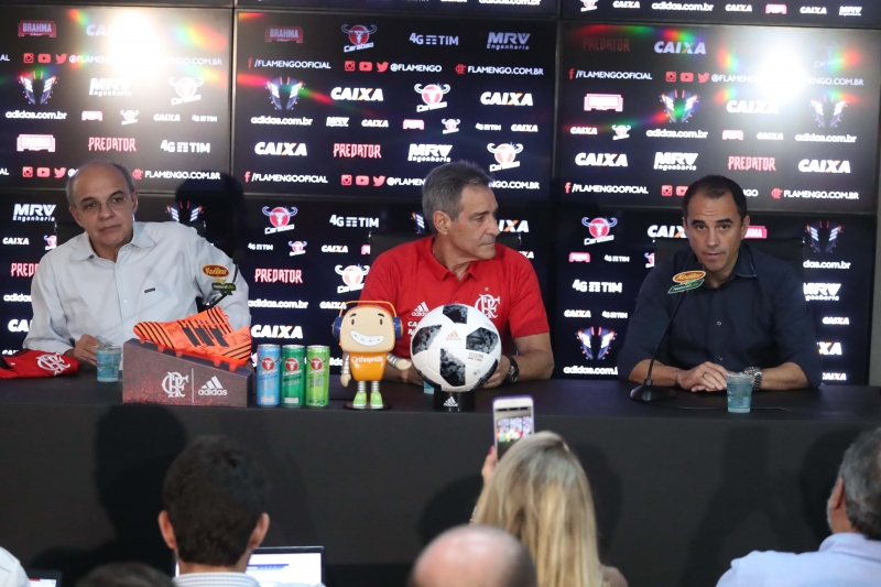 Treinador (e) e diretor de futebol (d) não resistiram à derrota para o Botafogo