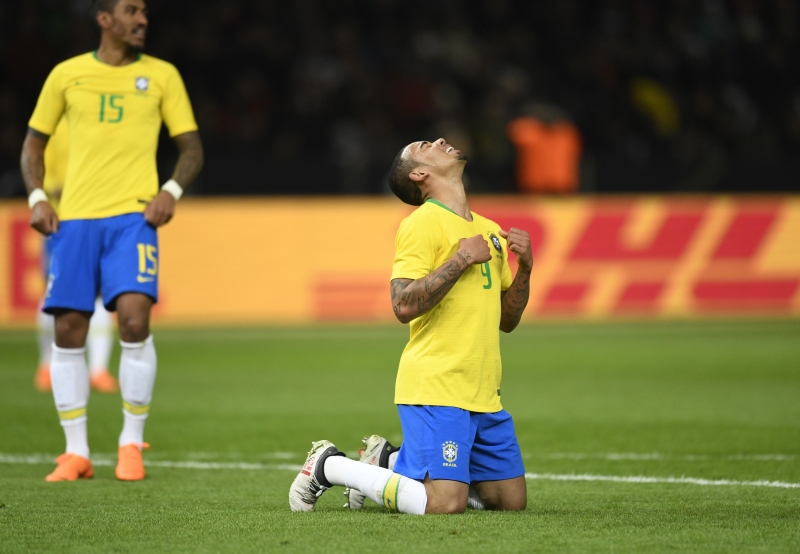 Seleção brasileira comemora vitória com o placar de 3x0 contra a Rússia e 1x0 com a Alemanha 