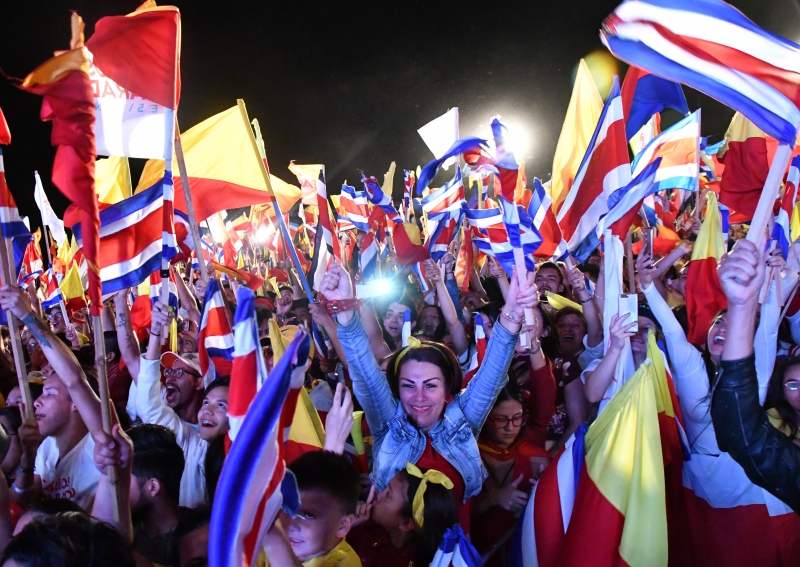 Com a vitória do candidato Carlos Alvarado, milhares de pessoas foram às ruas celebrar no domingo (1)