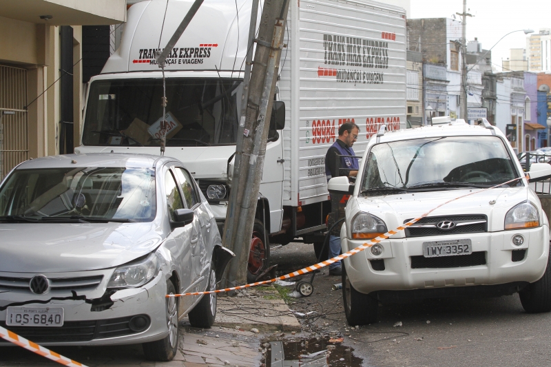 Caminhão desgovernado atingiu também veículos parados na rua João Alfredo