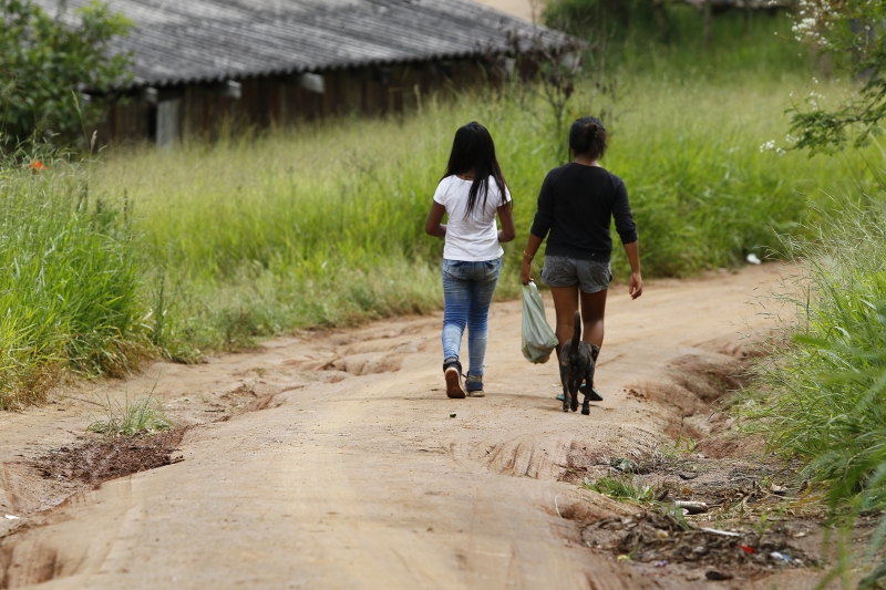 Crianças do Ensino Fundamental e adultos da Educação de Jovens e Adultos extrapolam o ambiente físico 
