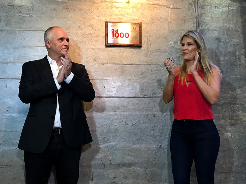 Presidente Marcelo Medeiros (e) inaugurou a placa ao lado da esposa de Fernandão, Fernanda Bizotto