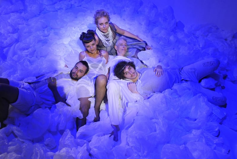 Montagem Espalhem minhas cinzas na EuroDisney se passa em um território futurista devastado