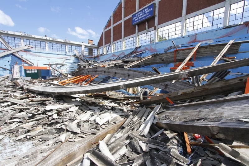 Empresa contratada está removendo telhas e paredes laterais