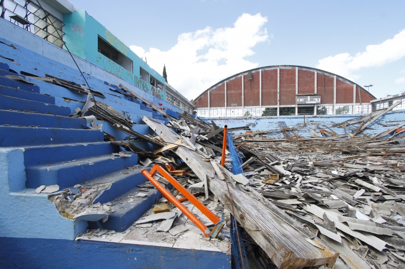 Demolição de estrutura restante do ginásio teve inicio neste mês