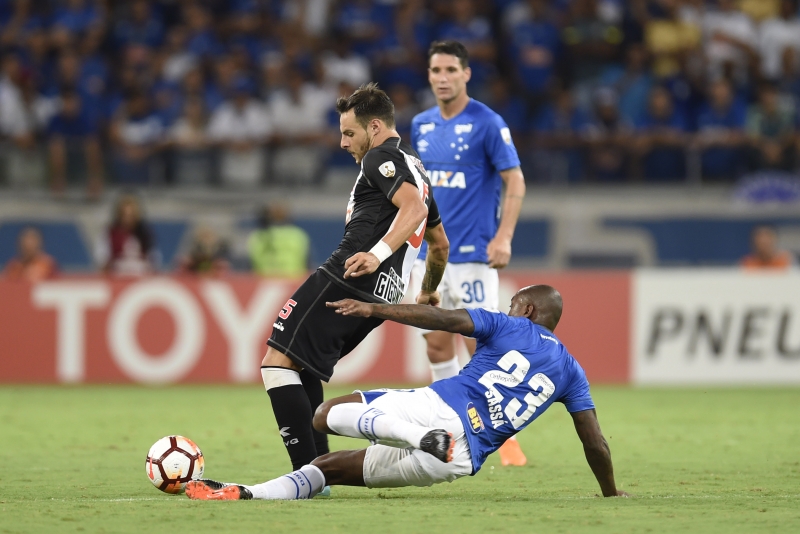 Sassa disputa a posse da bola com Leandro Desabato