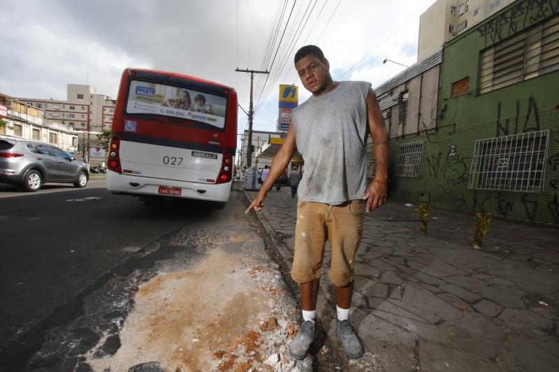 Gilmar Júnior mostra o buraco que fechou por conta própria na avenida João Pessoa