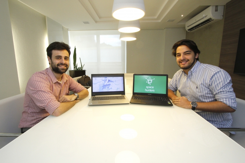 Gera&ccedil;&atilde;oE. 
Entrevista com Francisco Zancan (E) e Arthur Duarte, diretores da Space Hunter. Foto: MARCELO G. RIBEIRO/JC