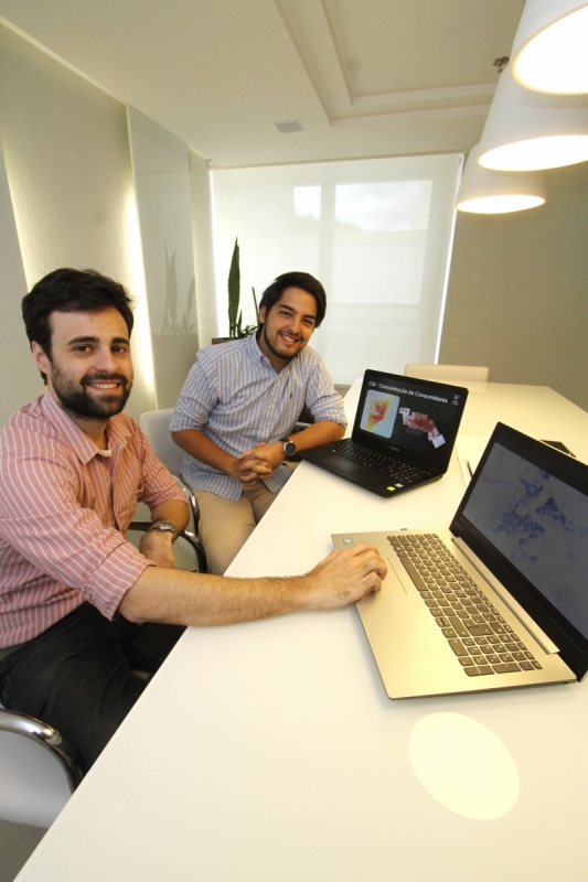 Francisco Zancan e Arthur Duarte s&atilde;o os fundadores da Space Hunter, que atende o Brasil e o exterior Foto: MARCELO G. RIBEIRO/JC
