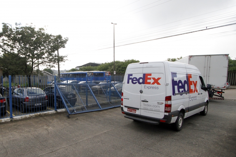 Quadrilha usou caminhão para derrubar o portão que dá acesso à área da transportadora