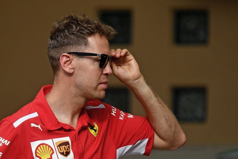 Vettel em trânsito no paddock no circuito de Sakhir