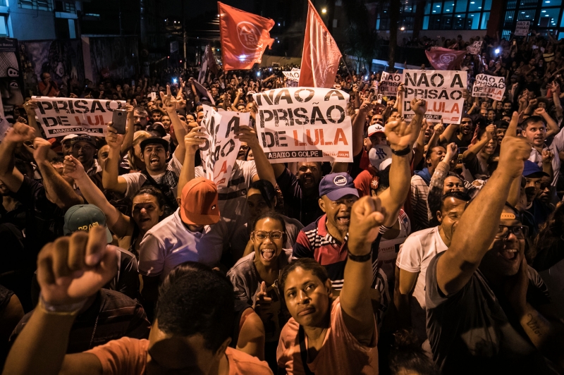 Grupos criticam o andamento do processo contra Lula e alegam que foi "o mais célebre da história"