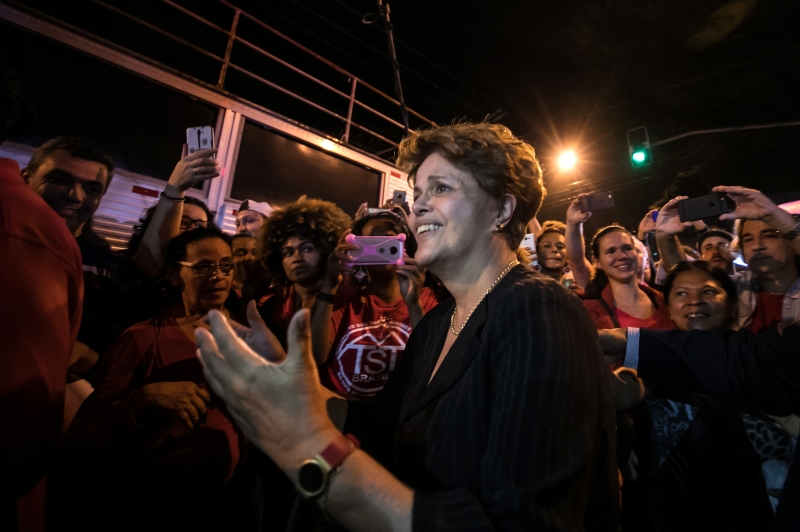 Dilma transfere domicílio do Rio Grande do Sul e pode enfrentar Aécio na briga para o Senado