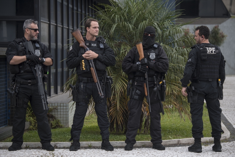 Policiais federais estão de prontidão na sede da PF em Curitiba