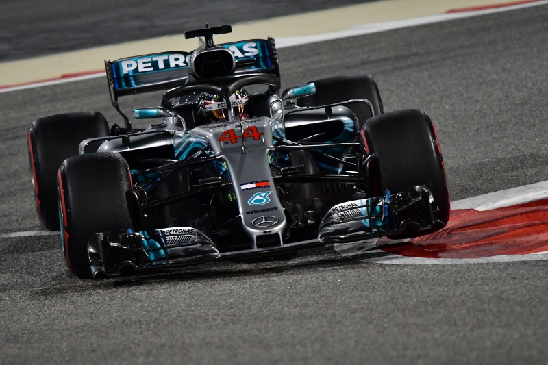 Lewis Hamilton durante o período de treino no circuito de Sakhir