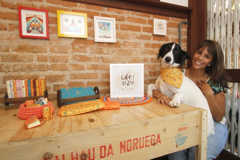 A publicitária Fernanda se dedica exclusivamente ao Café com Bazar, criado em 2011 Foto: MARCELO G. RIBEIRO/JC