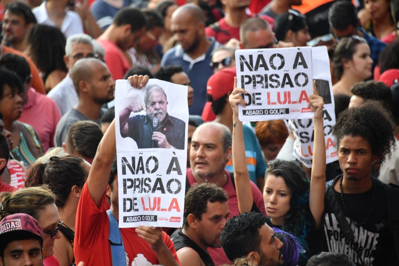 Manifestantes bloqueiam a saída de Lula no prédio do Sindicato dos Metalúrgicos do ABC