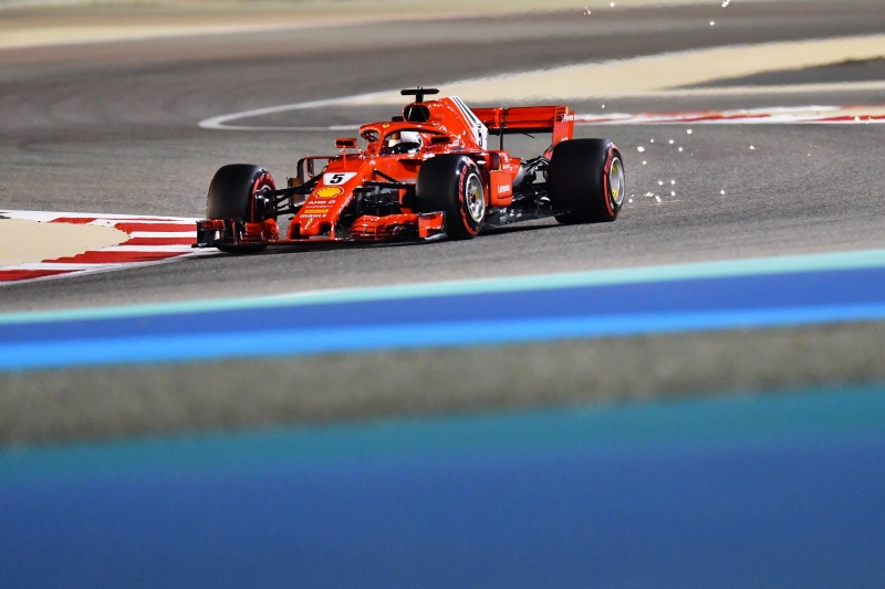 Sebastian Vettel guia o bólido da Ferrari no circuito de Sakhir no qualyfing