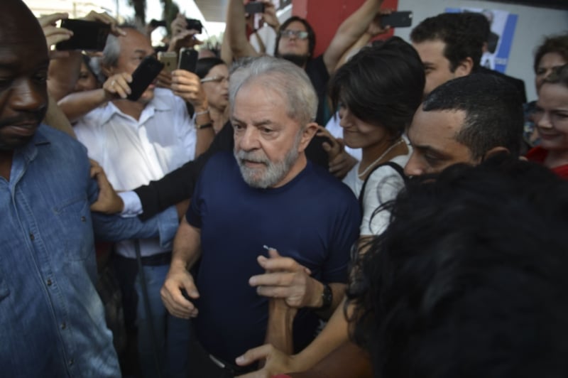Defesa de Lula pede a liberdade do ex-presidente após decisão do ministro Marco Aurélio na tarde desta quarta-feira (19)