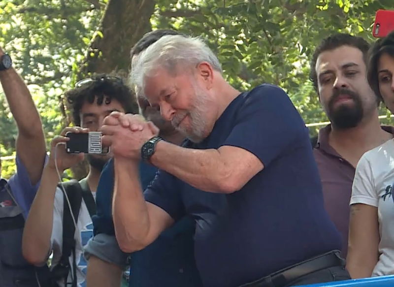 Notícias são de que Lula estaria recebendo tratamento privilegiado em comparação a outros presos