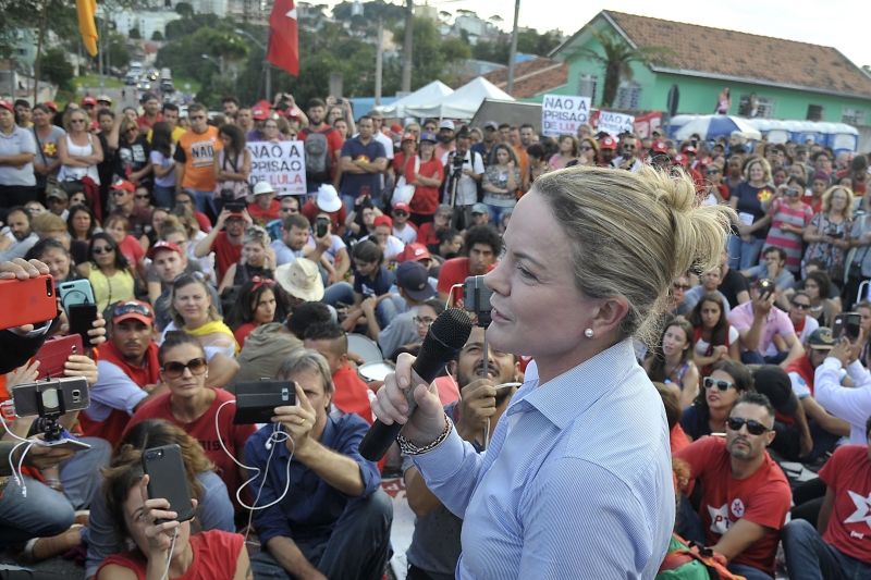 'Vamos fazer um grande ato em 15 de agosto para registrar a candidatura de Lula', diz Gleisi