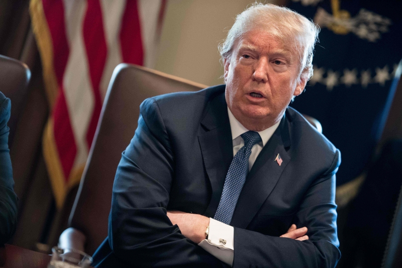 O presidente suspendeu as visitas ao Peru e a Colômbia para monitorar a resposta ao ataque na Síria