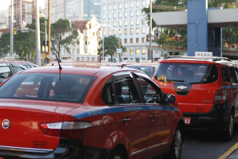 De um total de 350 táxis na rodoviária da Capital, 50% aderiram à medida
