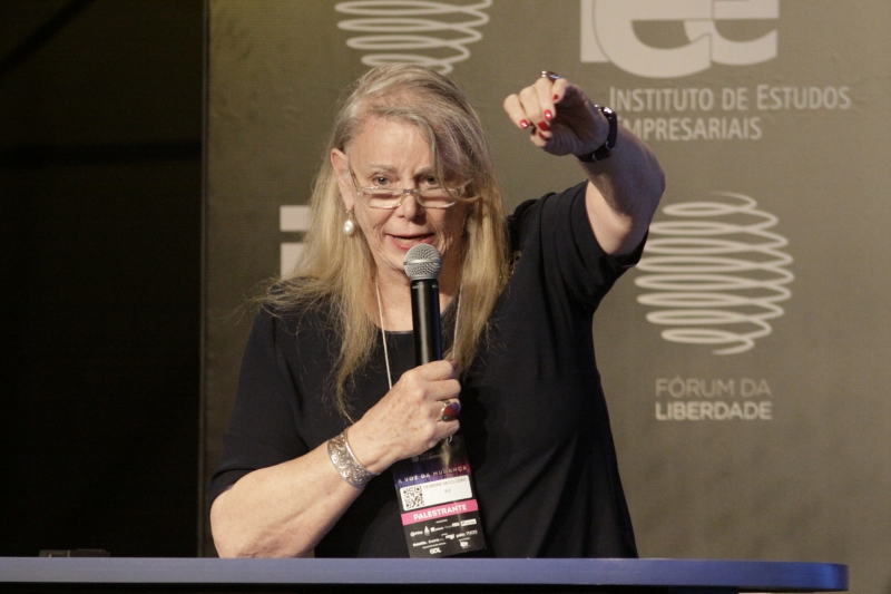 Para Deirdre, falta de políticas liberais atrasa o desenvolvimento