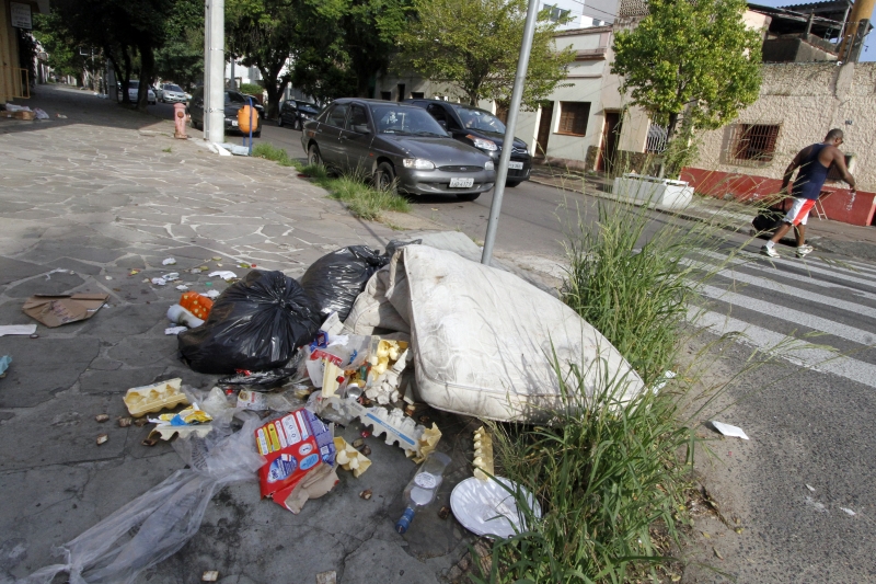 Porto Alegre amanheceu com sacos de lixo nas calçadas em bairros de diversas regiões da cidade