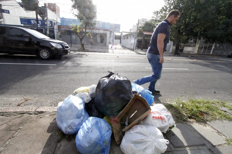 Lixo se acumula nas calçadas devido à interrupção da coleta pela empresa terceirizada