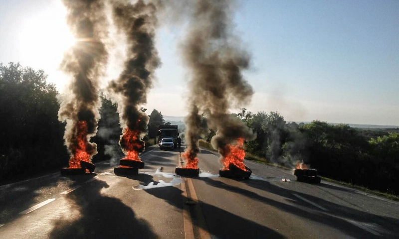Em Piratini, no Sul do Estado, um grupo queimou pneus na pista 